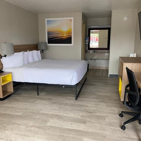 Days Inn By Wyndham Brunswick/St. Simons Area מראה חיצוני תמונה