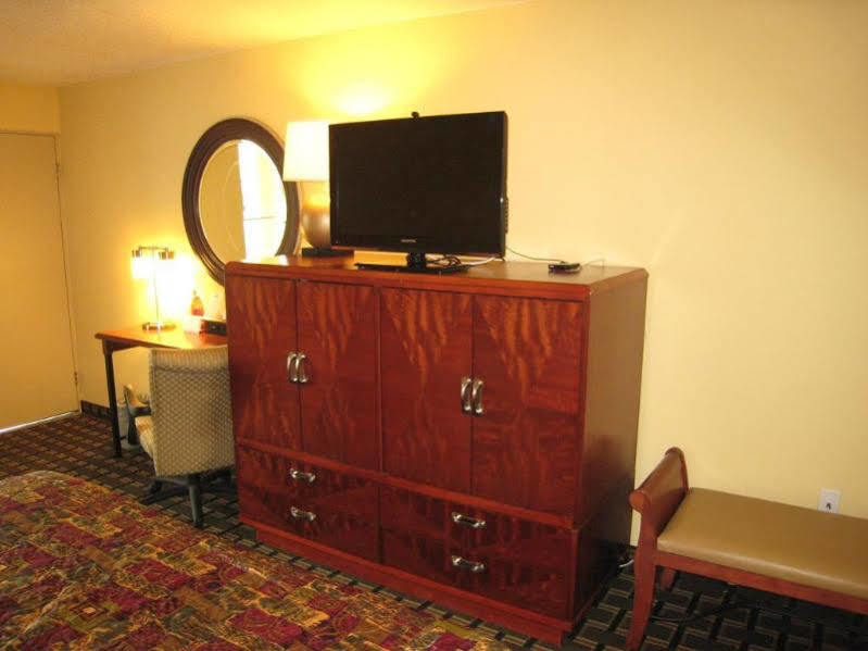Days Inn By Wyndham Brunswick/St. Simons Area מראה חיצוני תמונה